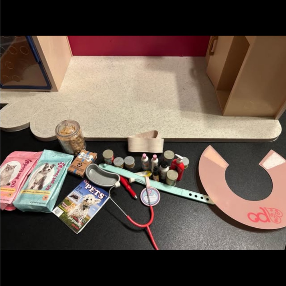 Our Generation Pink Play Veterinary Clinic Playset - Picture 5 of 13
